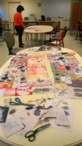 Photos variées d'ateliers au lycée, collège, musées et archives départementales. Tissus multicolores, bleus, roses, rouges, jaunes et différents motif de shibori et de dessins mésoaméricains.