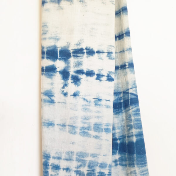 motifs de shibori aux fines lignes blanches