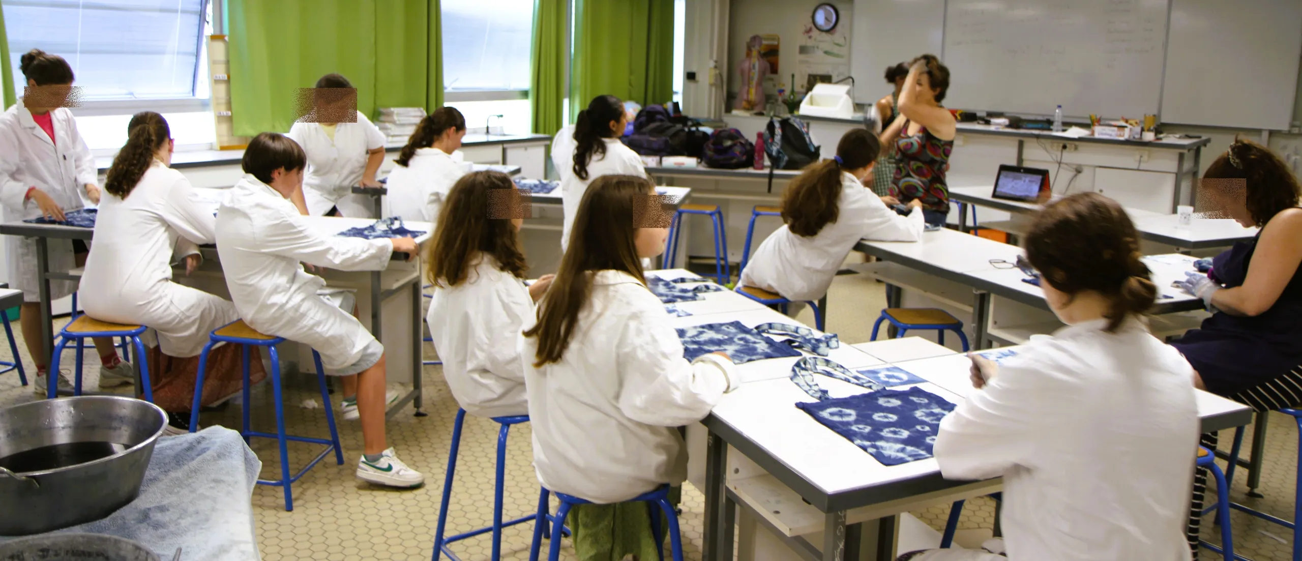 2026 | Sciences • COLLEGE Toulouse Elèves dans la salle de science avec leurs sacs teints en bleu