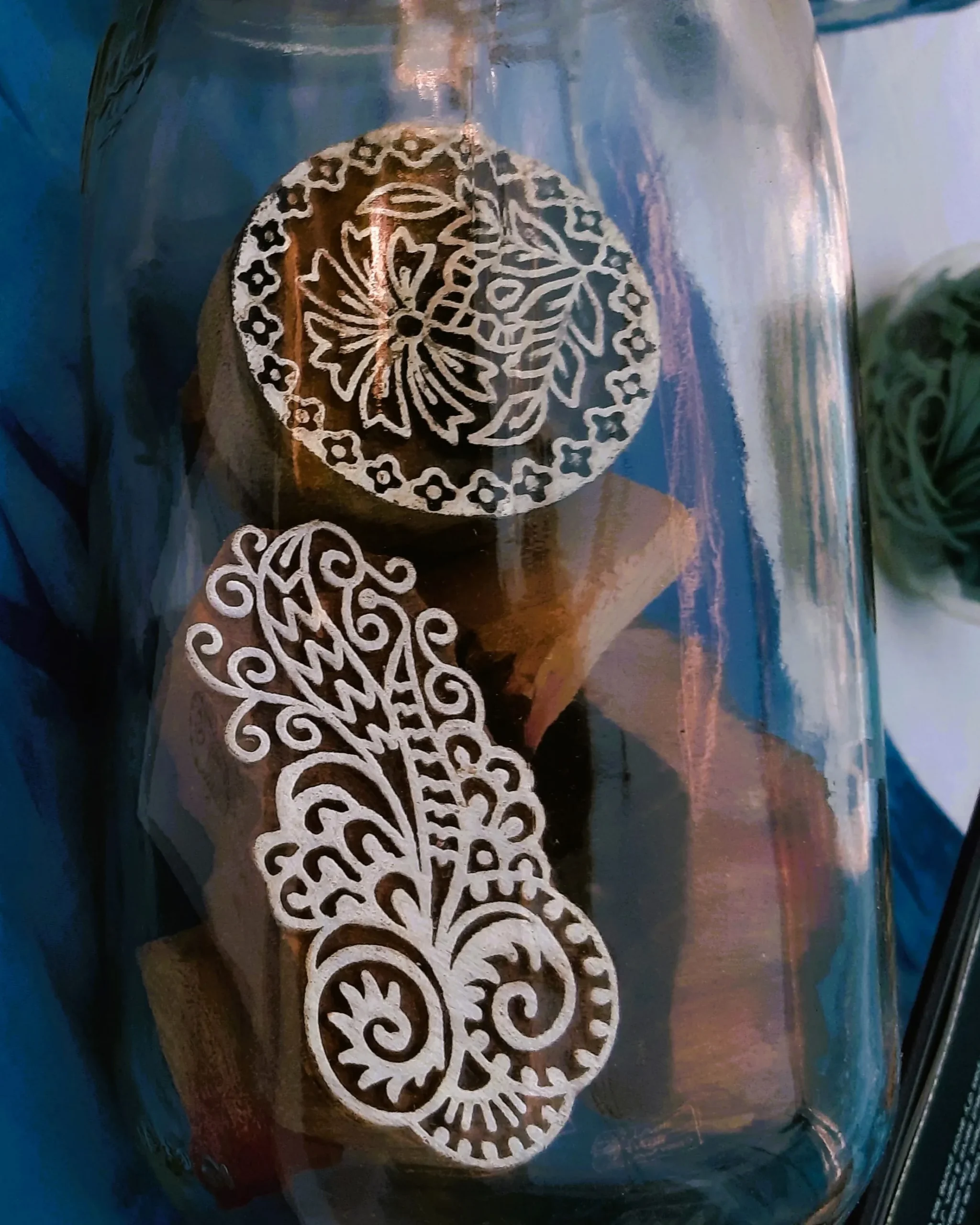 Tampons textiles indiens PLan serré gros bocal en verre contenant des "blocs print" indiens